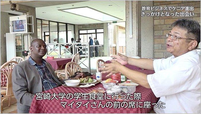 05 食堂で笑顔で話す荻野社長とマイタイさん