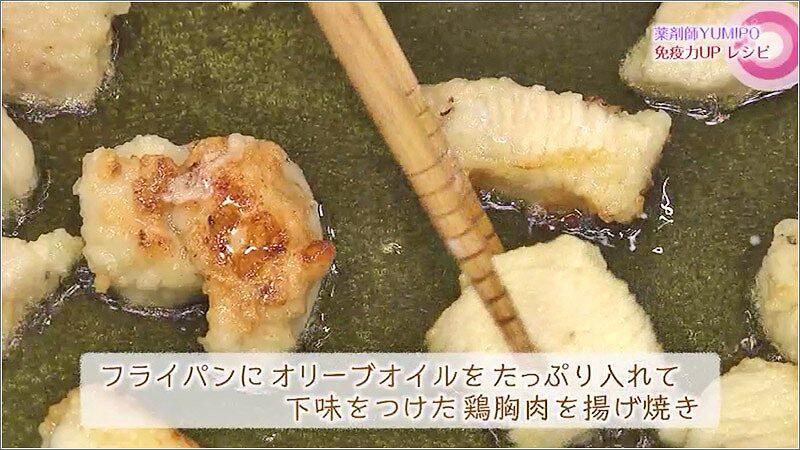 12 鶏むねを揚げ焼きする様子