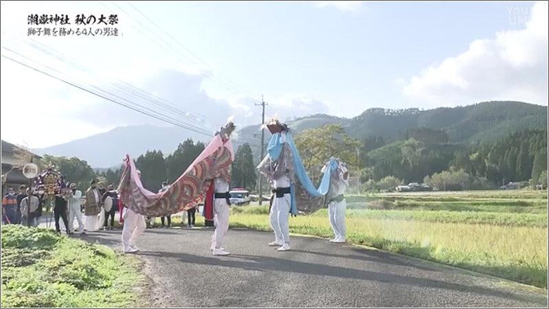 19 地区内を神輿で練り歩く