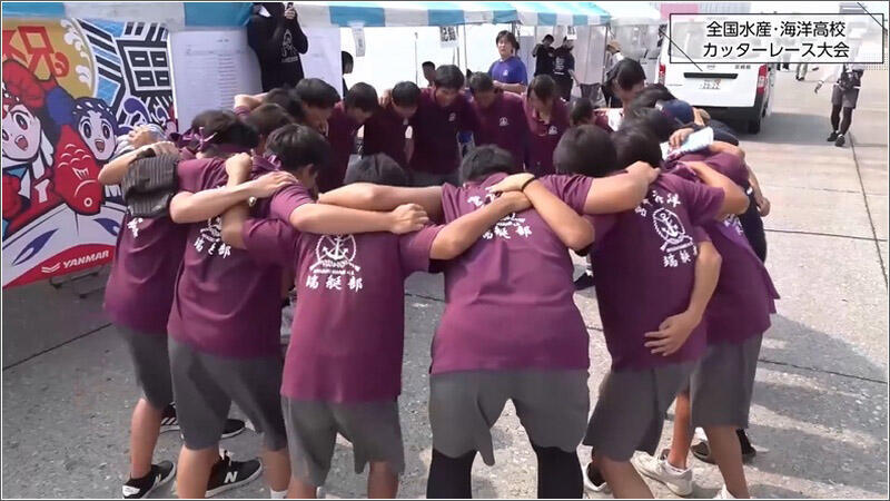 11 円陣を組んで喝を入れる部員たち