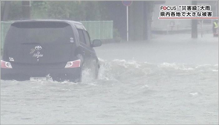 01 洪水している道路を走る車