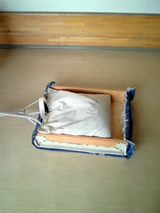 １５㎏の砂袋（写真は１０㎏）を乗せた木箱