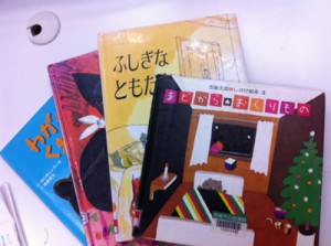 図書館で本を借り、読み聞かせの練習をしました。