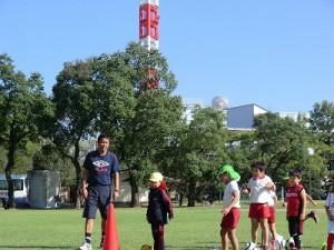 公園でサッカーをする子ども達