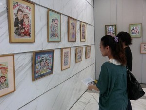 笑顔の似顔絵４０点を展示