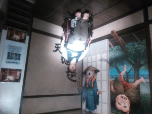 子どもも大人も楽しめるトリックアート展。思いっきり楽しんでます。
