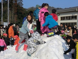 五ヶ瀬町から運んだ雪　約8トン