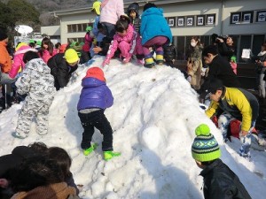 登ったり、雪合戦をしたり・・・