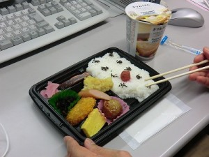 食べ慣れた？弁当に舌鼓