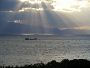 大海原に光の帯「天使の階段」を見た。