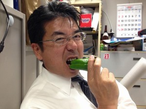 指導を受ける横でおもむろに食べ始めました・・・