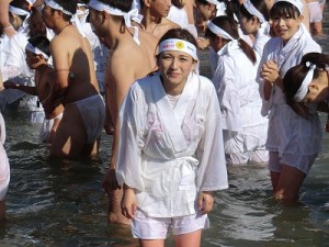 冷たい海に浸かって・・・無口に