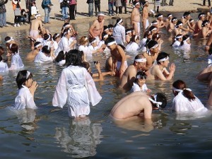 無病息災を祈って460人あまりが禊をした