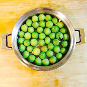 梅の蜜煮（作る途中）。たまりません。