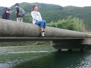 清流「五十鈴川」にかかる潜水橋でくつろぐ武田アナ