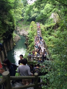 遊歩道も行きかう人でいっぱいでした。