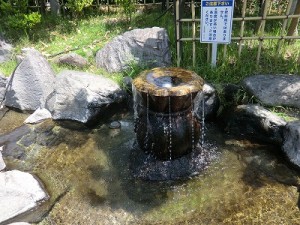 熱い温泉が湧き出る「出湯の里」でもある。