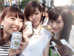 りさちゃん（真ん中）と金井アナ（右）。お昼から乾杯！