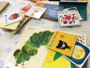 用意していただいた絵本から一緒に声を出したり動いたりできるものを選びました
