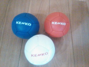 パラリンピック正式種目のボッチャ。ジャックボール（白い的球）に少しでも近づけるように、赤と青のボールを投げ合います。