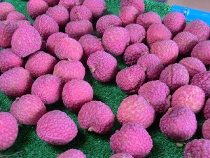収穫されたライチ！濃いピンク色。