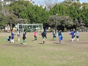 練習に集まったサッカー少年。