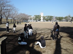 広い公園では、少年野球の練習も行われていた。