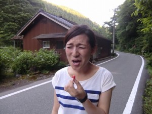 道端にあった野生の「グミ」。口に含んだ華奈ちゃんは・・・。