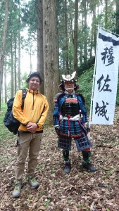 鎧兜は厚紙やプラスチックで作った先生の自作。見事な出来栄えです