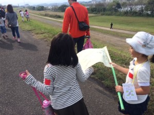 意気揚々と歩くユッピー。お友達が居るとこんなに頑張れる。