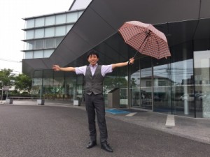 昼間は比較的明るく、雨もまだのようです。