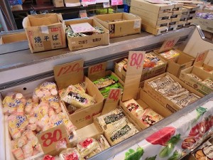 実に様々な食料品が並ぶ