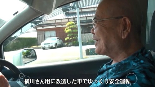 専用に改造した車で運転中の横川さん