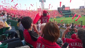 レフトスタンドを中心に真っ赤に染まった甲子園