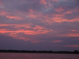 東南アジア最大の湖、トンレサップ湖の夕日