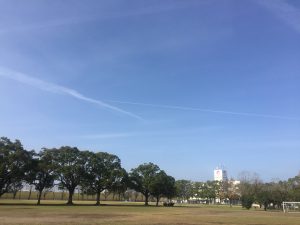 飛行機雲を作りながら飛行機が左へ